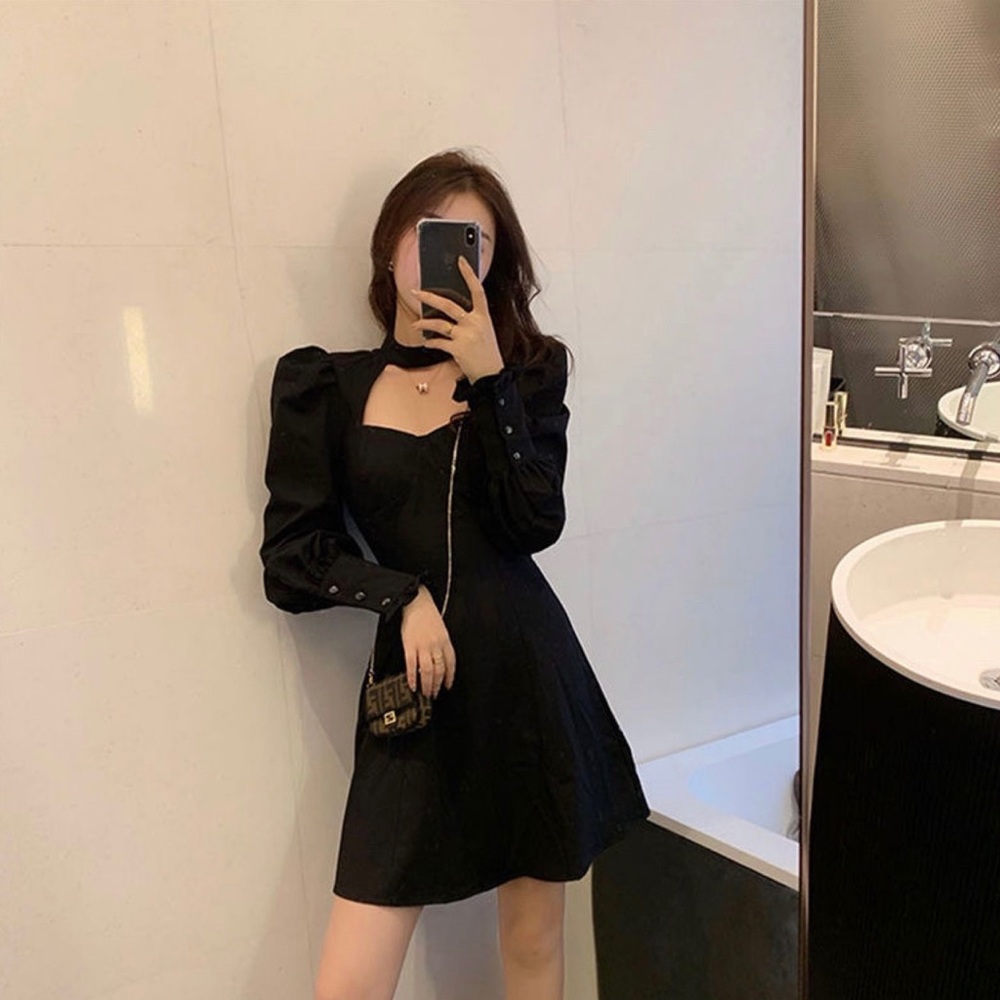A black dress, which is very suitable for parties.